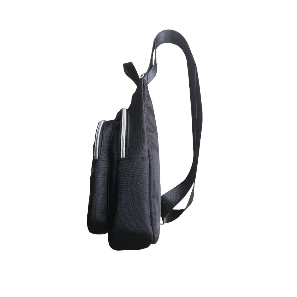Schwarze Brusttasche mit Schultergurt, Schweizerwappen Badge und silbernem Reissverschluss von der Seite