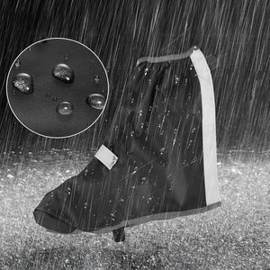 Schwarzer Plastikschuhüberzug in einem Beispiel im Regen