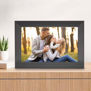 Schwarzer digitaler Bilderrahmen auf hölzernem Regal mit anderem Fotobeispiel
