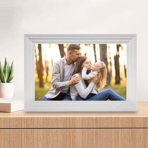Weisser digitaler Bilderrahmen auf einem hölzernem Regal mit anderem Fotobeispiel