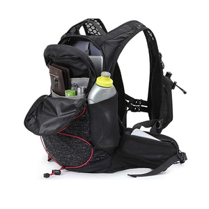 Schwarzer, geöffneter Rucksack mit roten Details und Beispielsinhalt