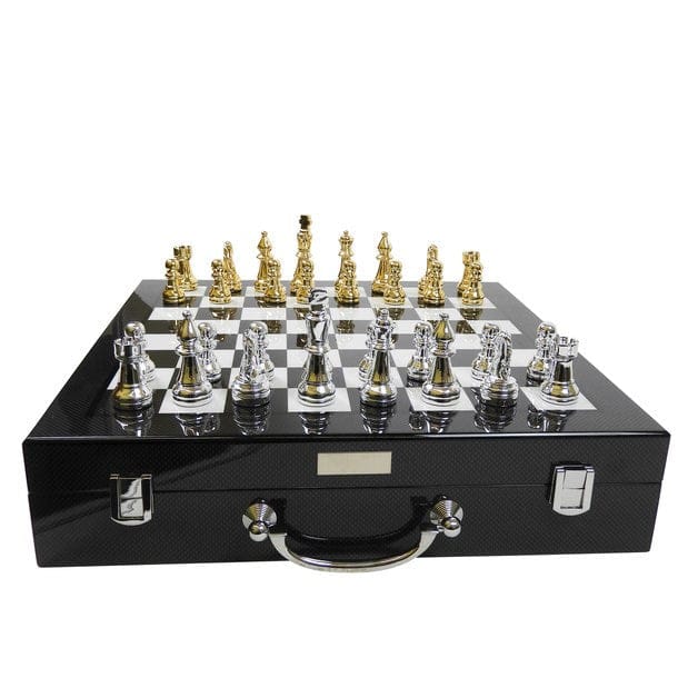 Schwarzer Schachkoffer mit Carbonmuster und Schachbrettmuster auf der Oberseite mit edlen, silbernen und goldenen Figuren