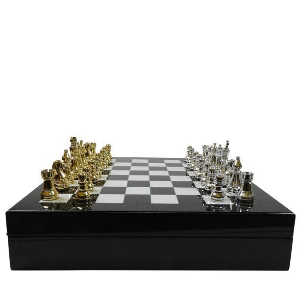 Schwarzer Schachkoffer mit Carbonmuster und Schachbrettmuster auf der Oberseite mit edlen, silbernen und goldenen Figuren
