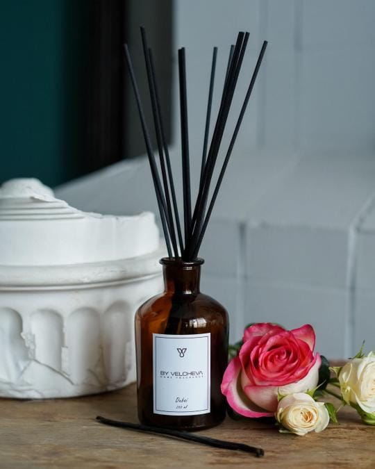 By Velcheva Diffusore a bastoncini Mikado Dubai – 125 ml, Rosa damascena, Oud e Vaniglia
